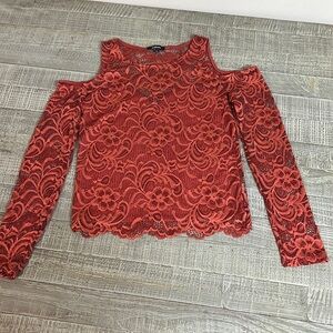 Cold shoulder top‎